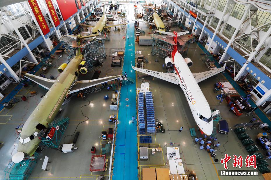 在上海飞机制造公司大场基地,工作人员正在认真的进行总装工作