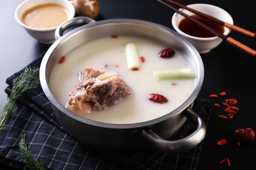 既视感的简洁明快餐厅氛围 非常的舒适惬意 一见倾心--熟悉的大骨汤 "