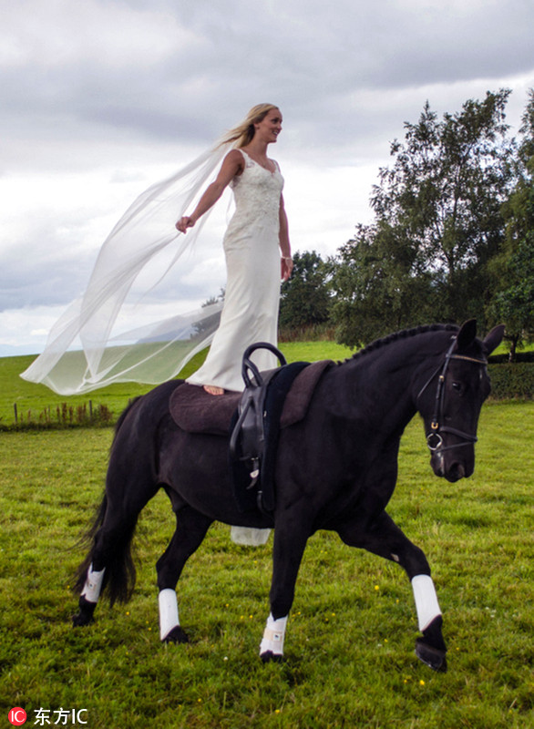 英国女运动员穿婚纱表演精彩马术