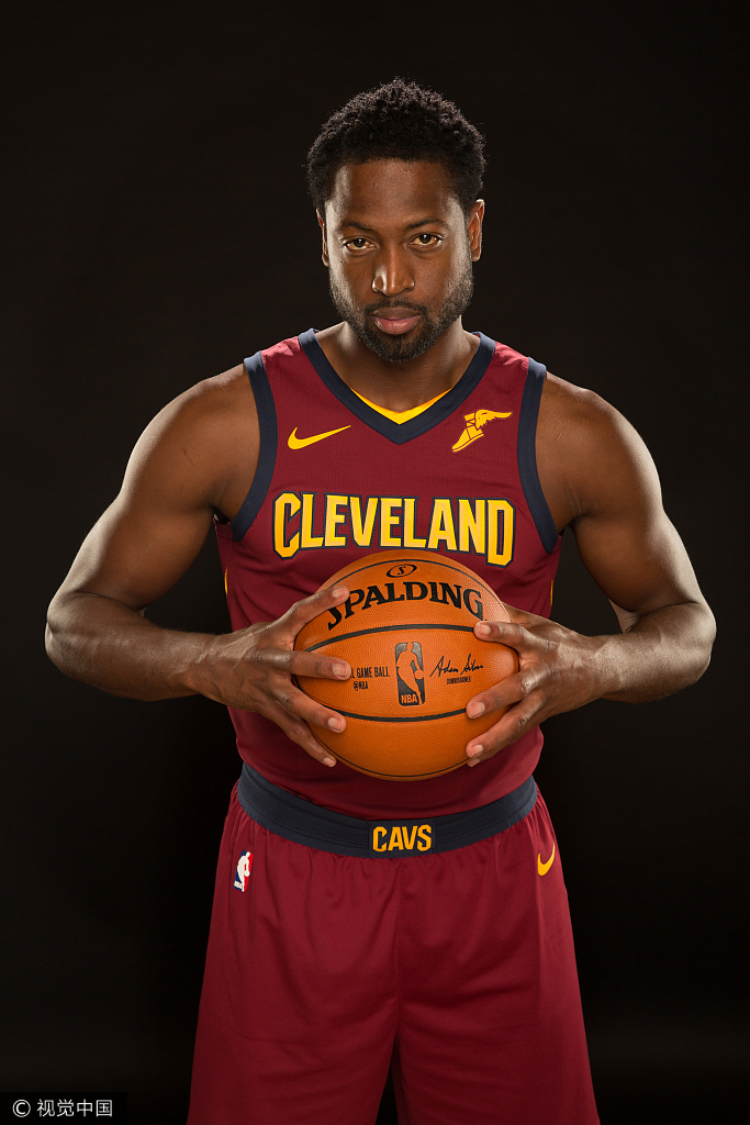 15 韦德正式亮相骑士发布会 拍摄新赛季肖像照