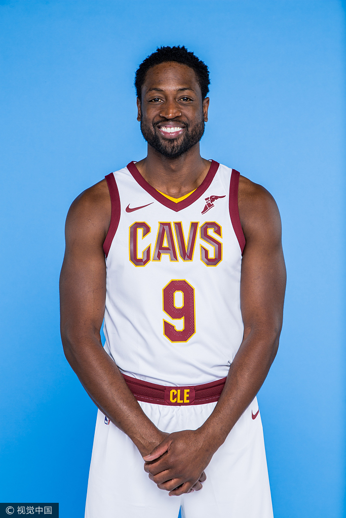 15 韦德正式亮相骑士发布会 拍摄新赛季肖像照