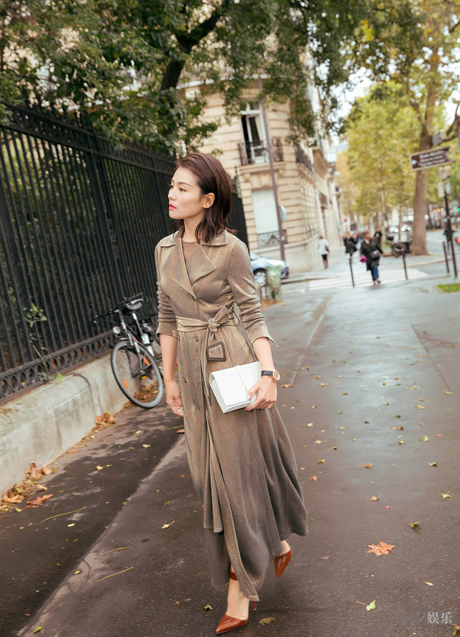 刘涛巴黎看秀金色风衣诠释红唇诱惑