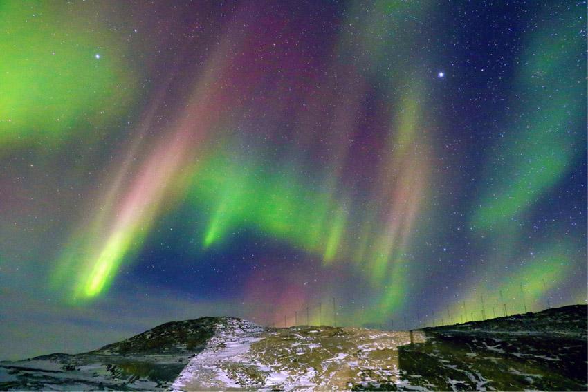 中国南极科考队在中山站升国旗迎国庆