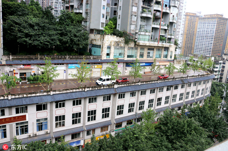 重庆汽车屋顶跑 "房顶公路"再现山城