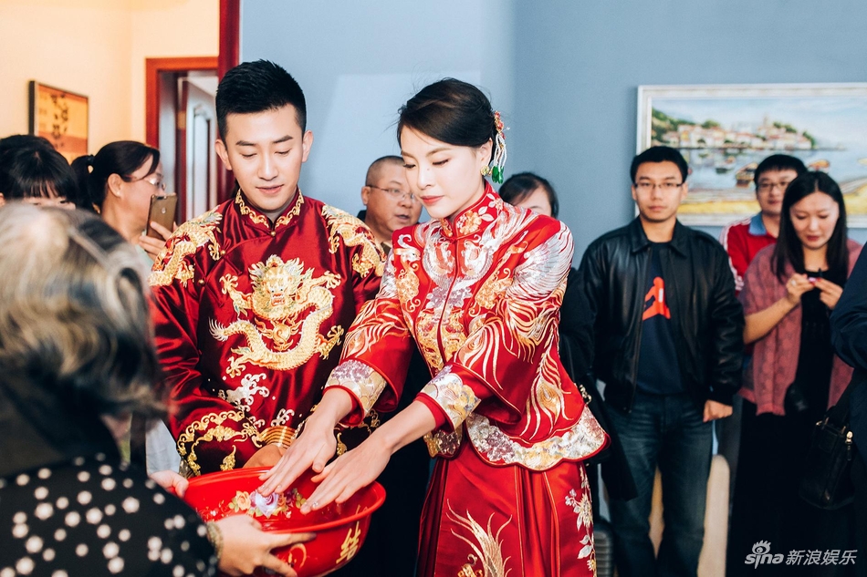 跳水女皇吴敏霞大婚 穿中式嫁衣似天仙