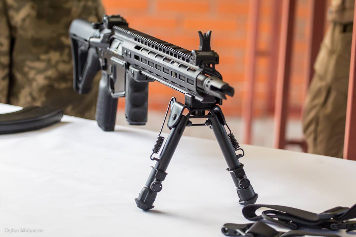 该枪装备了前握把和可折叠的前枪架.