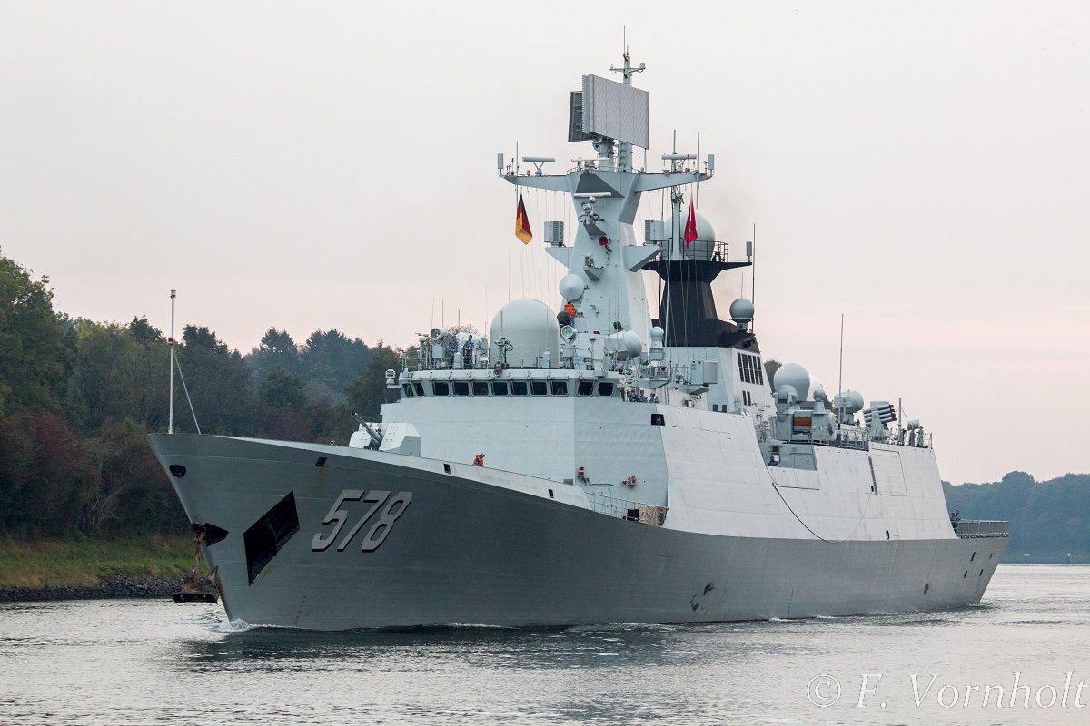 中国海军编队通过德国基尔运河,国外网友拍摄的中国海军军舰的照片