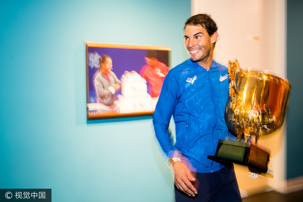 纳达尔加西亚拍冠军写真手捧奖杯喜不自禁
