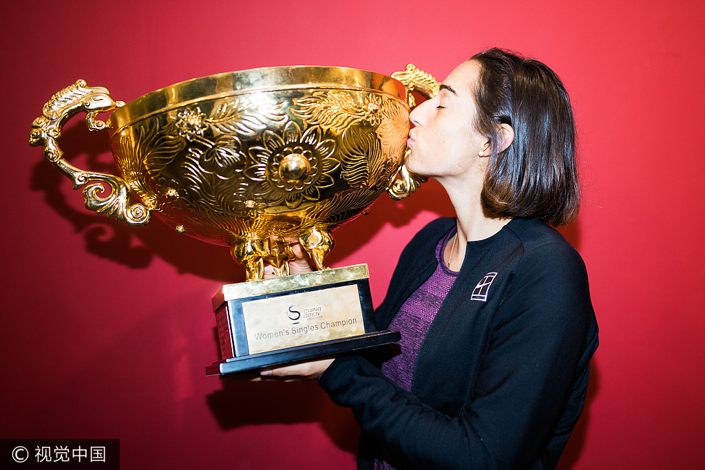 纳达尔加西亚拍冠军写真手捧奖杯喜不自禁