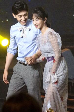 杨紫与邓伦四目相对含情脉脉 全程十指紧扣