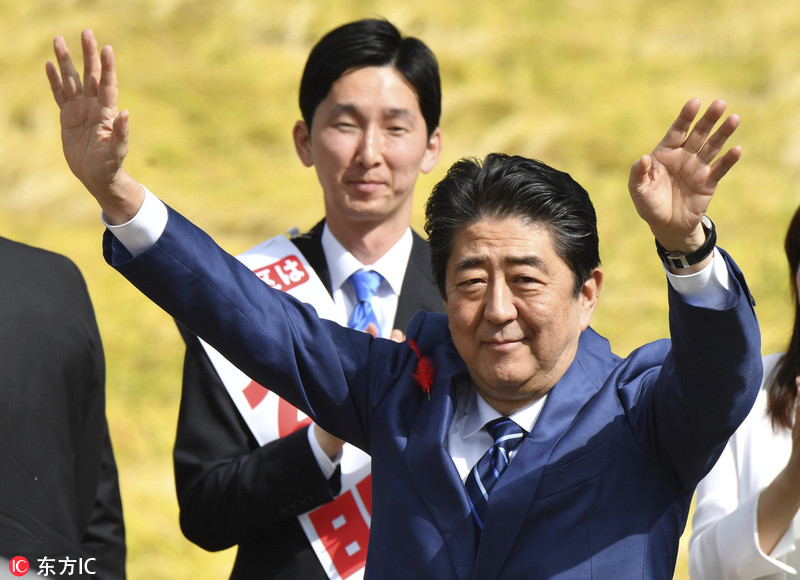 4 日本首相安倍为众院选举卖力拉票 振臂高呼信心十足