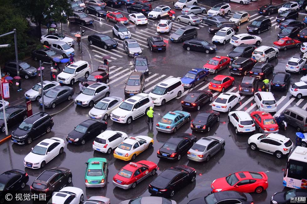 国庆节后上班首日 沈阳街头堵如停车场