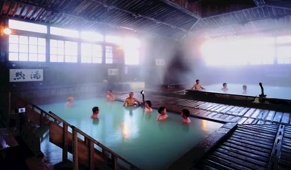 相比无边泳池,我竟然更爱澡堂子
