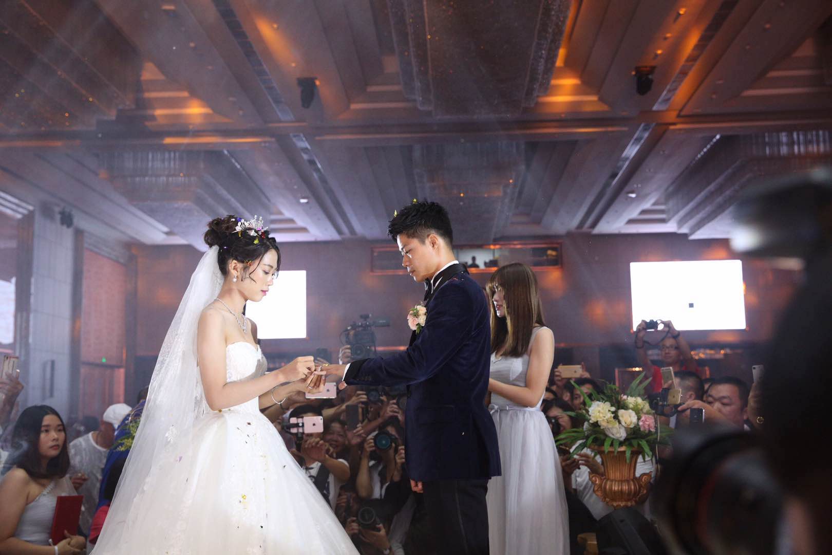 50 苏炳添大婚接亲被"恶搞" 婚礼携伴郎团热舞