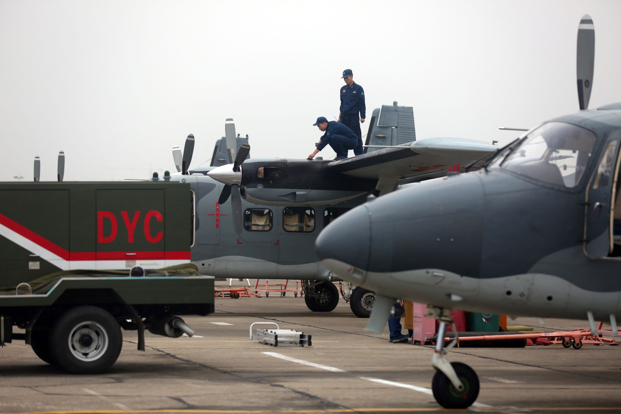 9 空军运12运输机机首雷达曝光