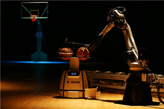 柯马机器人亮相央视《机智过人》 与林书豪等同场竞技