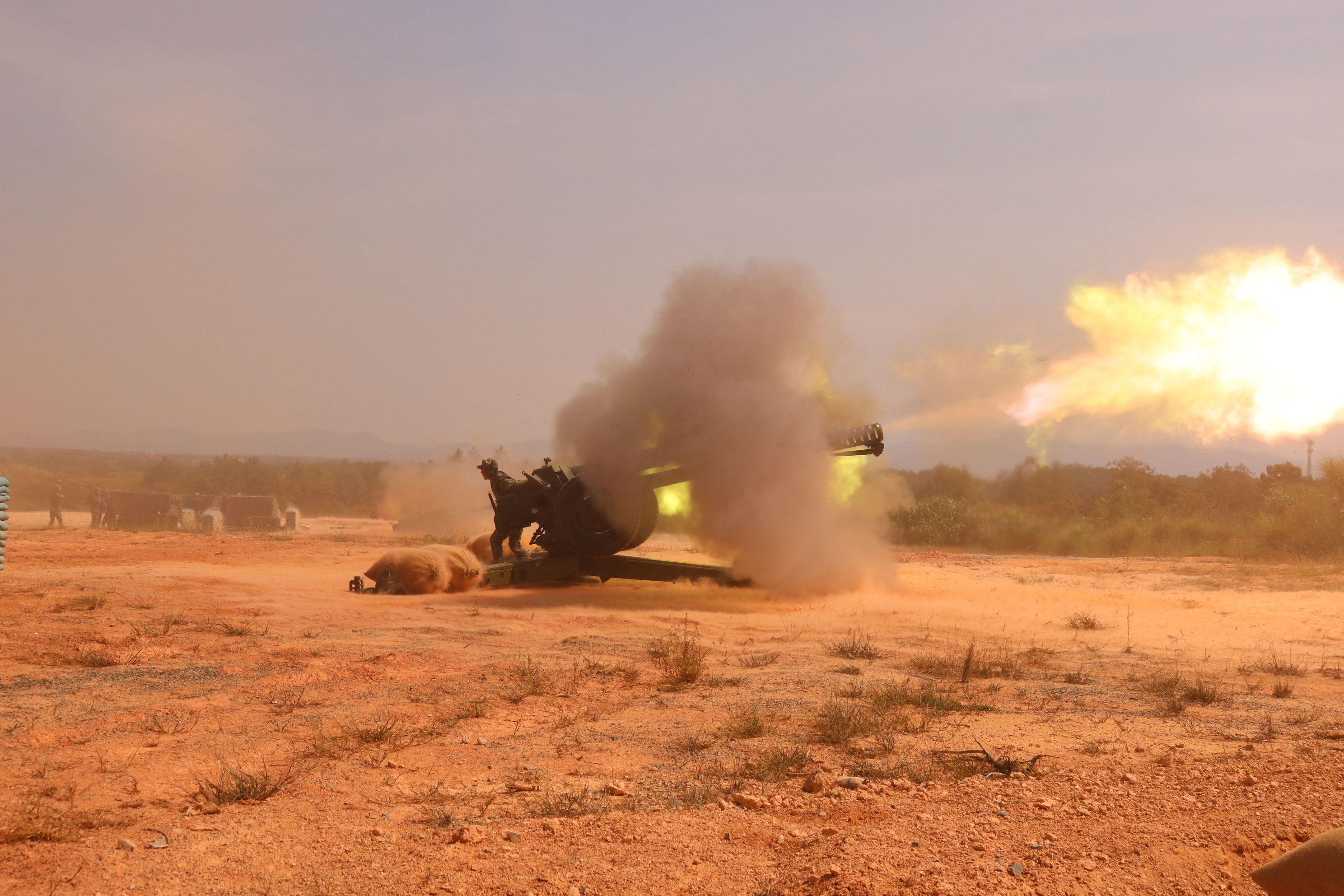 11 榴弹炮发射仿佛烧着火炮