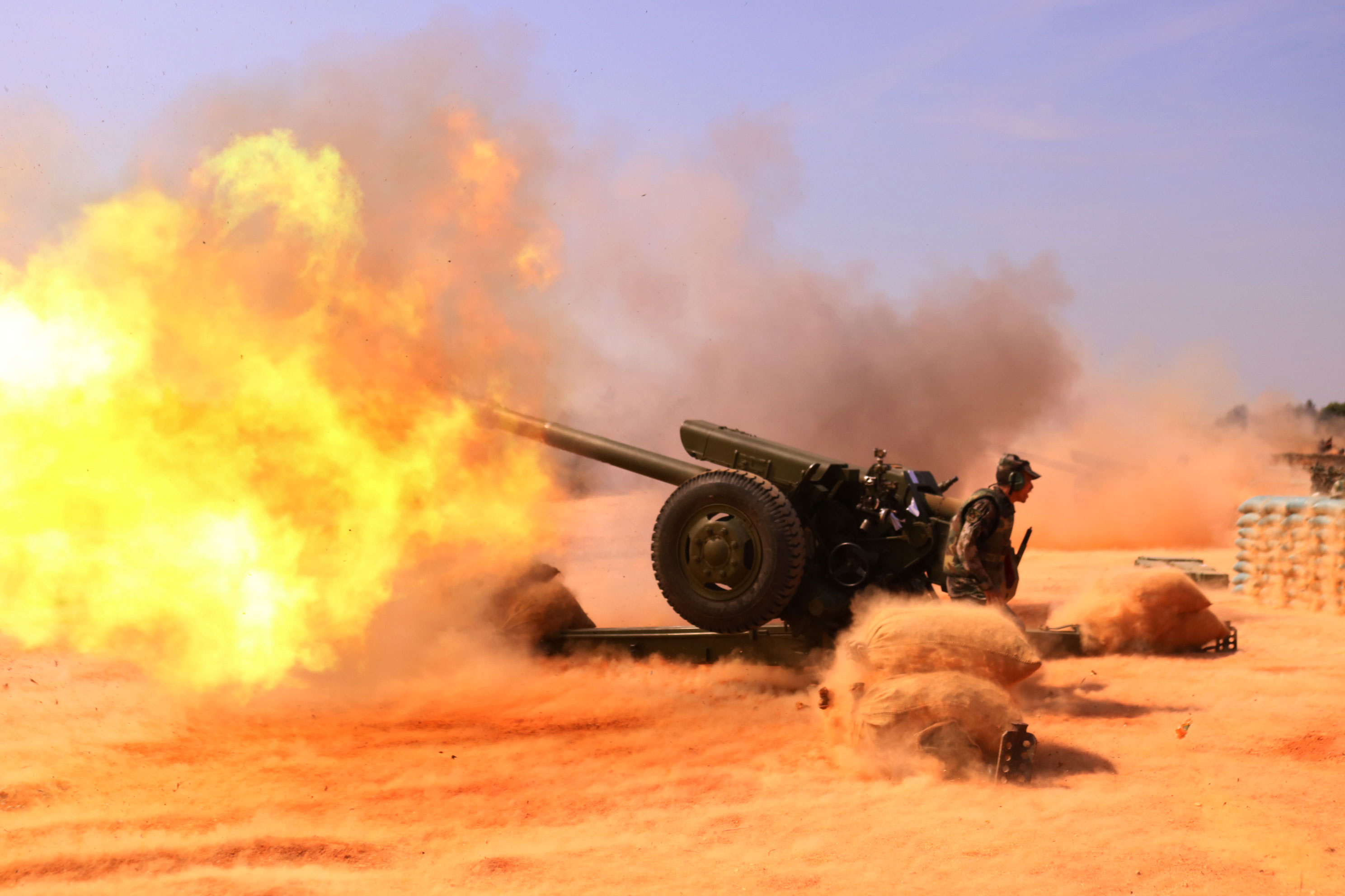 10月11日,东部战区陆军合成某旅组织实弹射击训练.图为火炮怒吼瞬间.