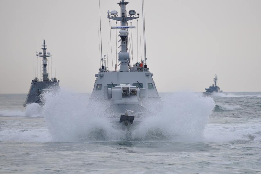 乌克兰海军的4艘58155型巡逻艇进行航行试验,该艇又称"毒蛇-m"型,由