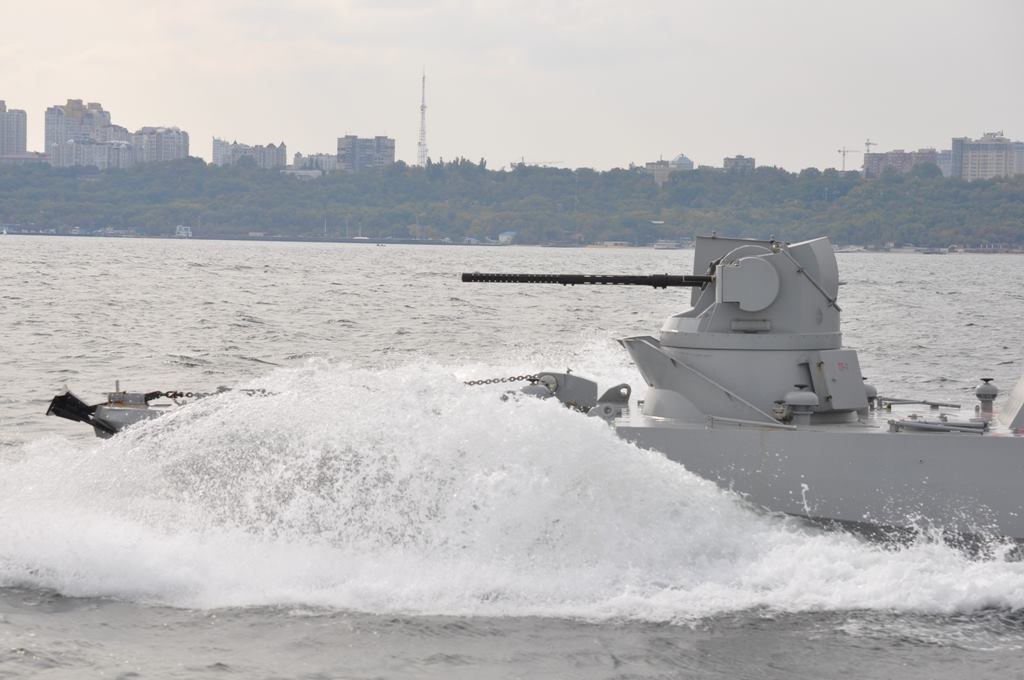 乌克兰海军的4艘58155型巡逻艇进行航行试验,该艇又称"毒蛇-m"型,由