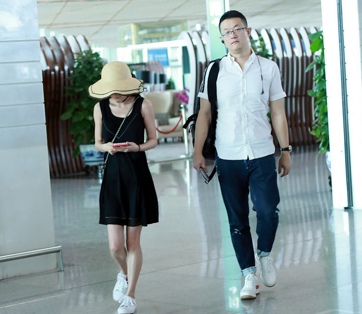 4 姚笛与富二代男友度假秀雪肤