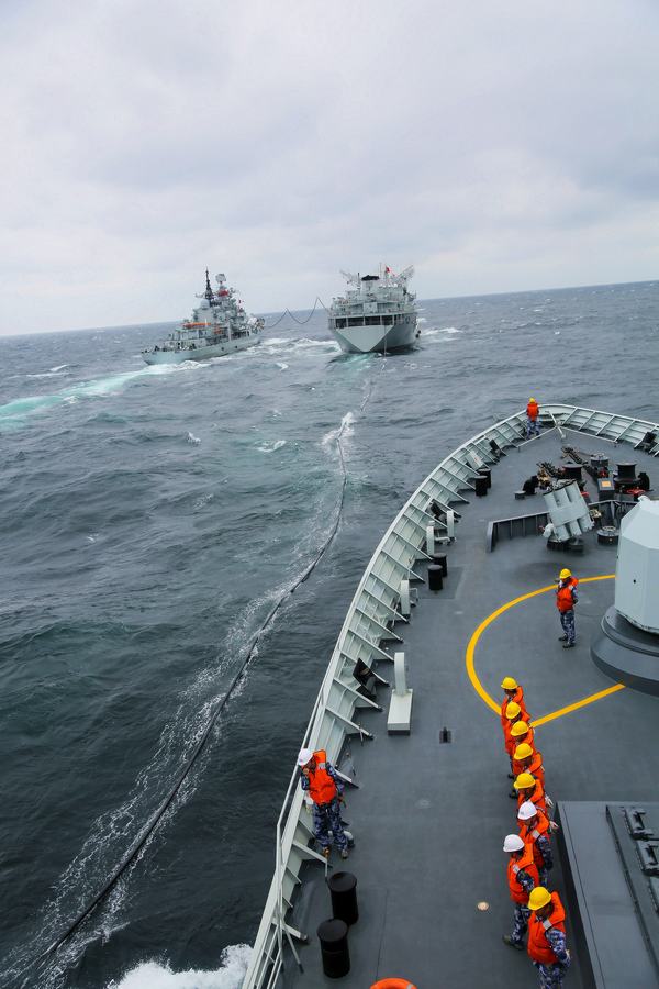 6 换个角度看东海舰队演练海上补给