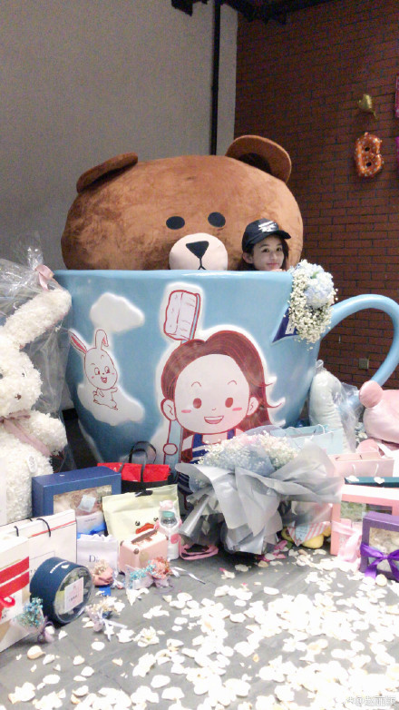 赵丽颖生日被礼物包围在巨大里茶杯卖萌