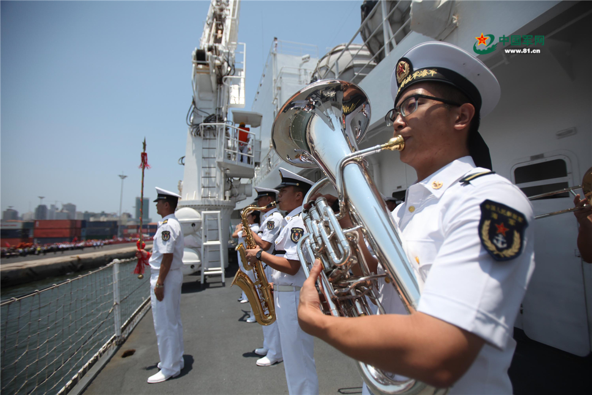 当地时间10月19日,中国海军和平方舟医院船缓缓驶进安哥拉罗安达港时