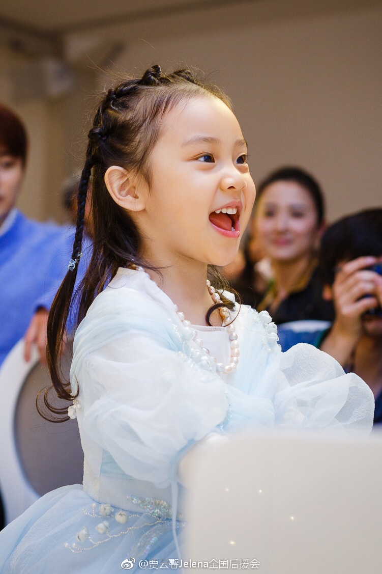 甜馨五岁生日趴开嗓唱歌穿蓝裙甜笑公主范儿足