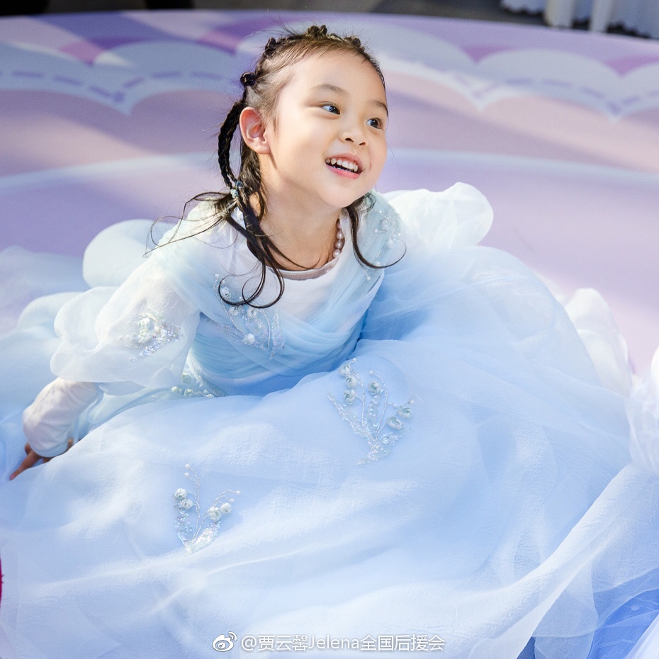 甜馨五岁生日趴开嗓唱歌穿蓝裙甜笑公主范儿足