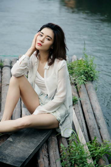 邢宇菲森系写真 眼神深邃神秘又迷人