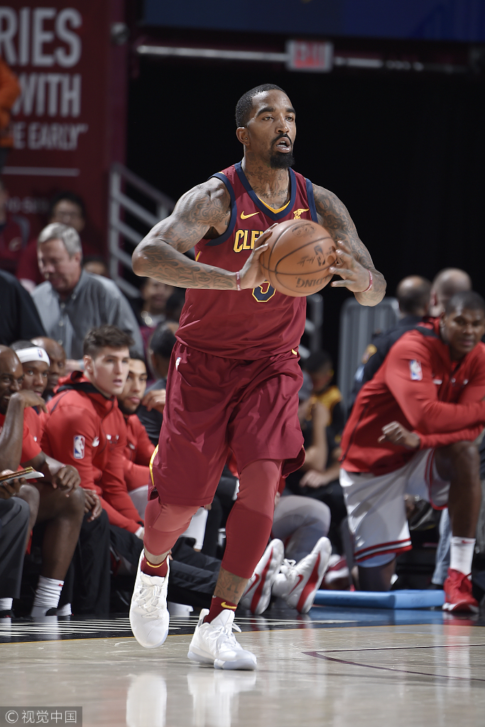 离开了骑士的费尔德穿上了原本属于韦德的公牛3号.   勒布朗外线试投.