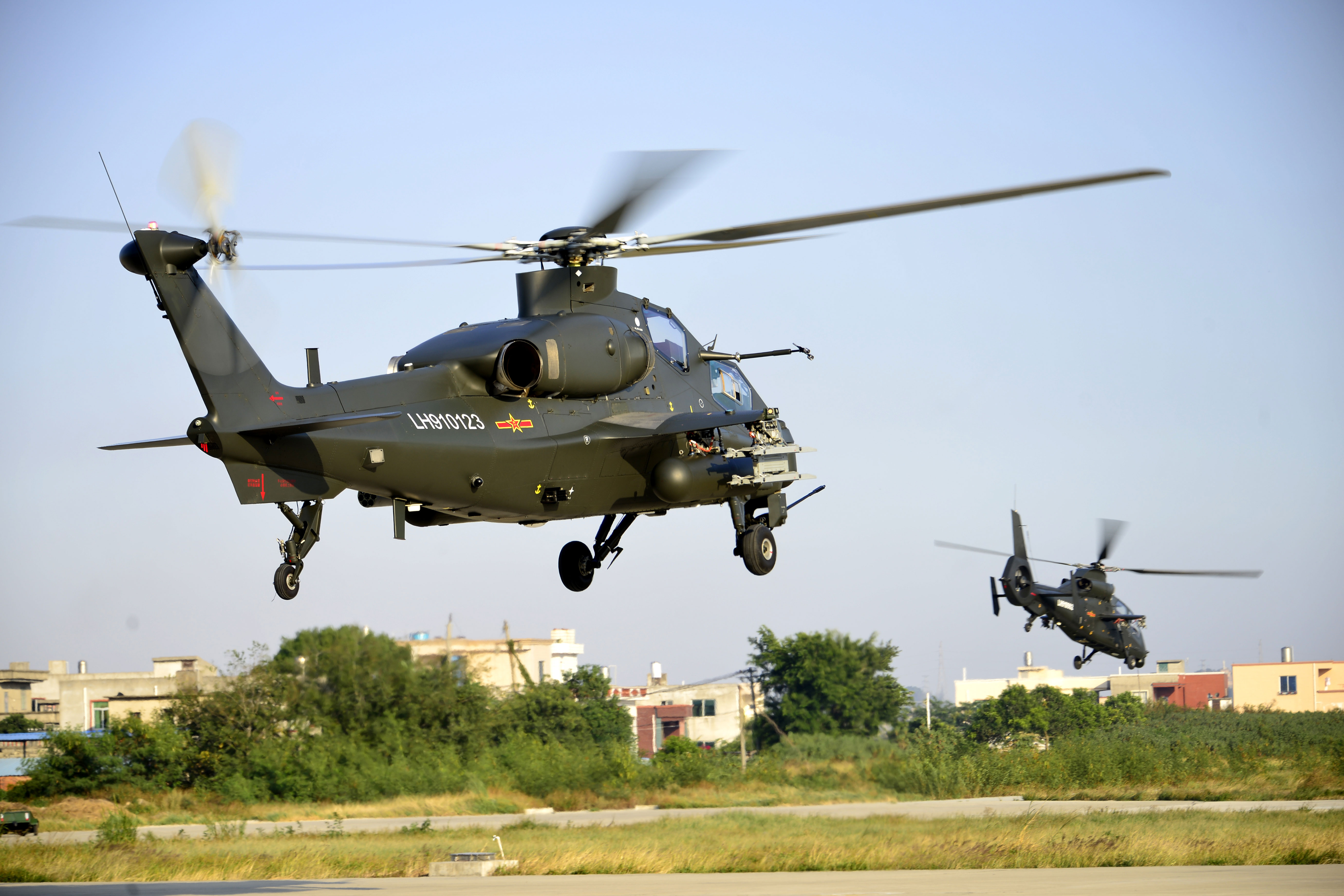 4架直10展现不同武器挂载方案