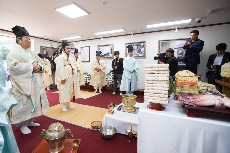 朴槿惠妹妹现身朴正熙追悼会:姐姐是最伟大的总统