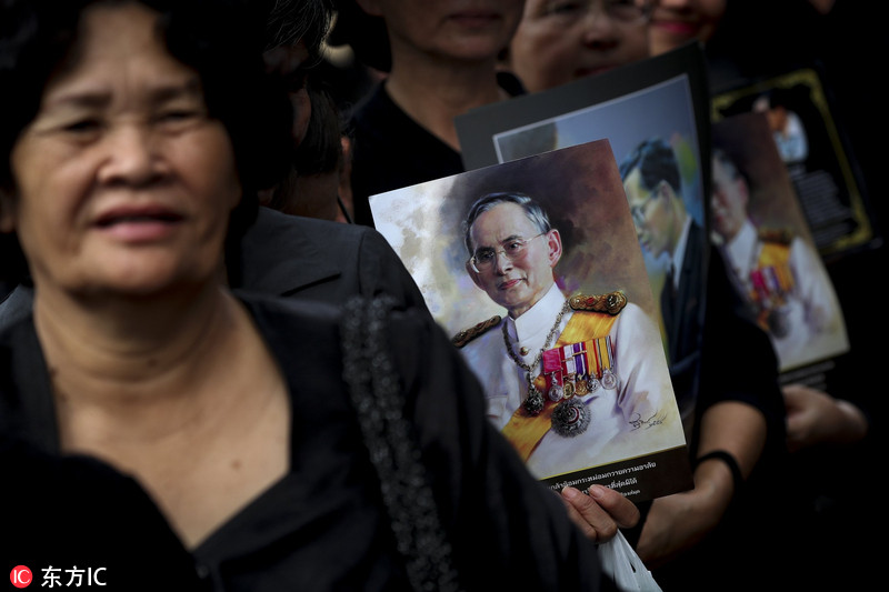 4 泰王普密蓬遗体火化 民众送别悲痛欲绝