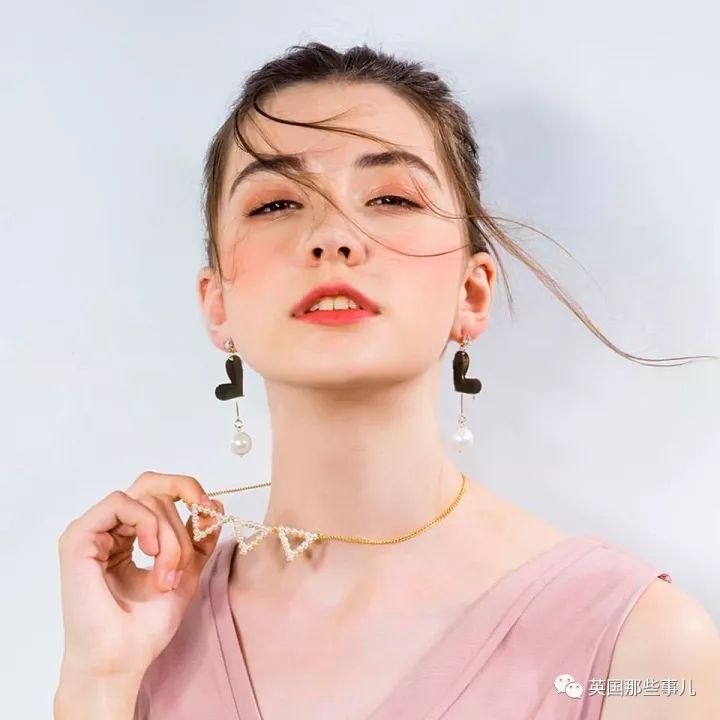 虽然只有14岁，但是Vlada身材修长，颜值很高。