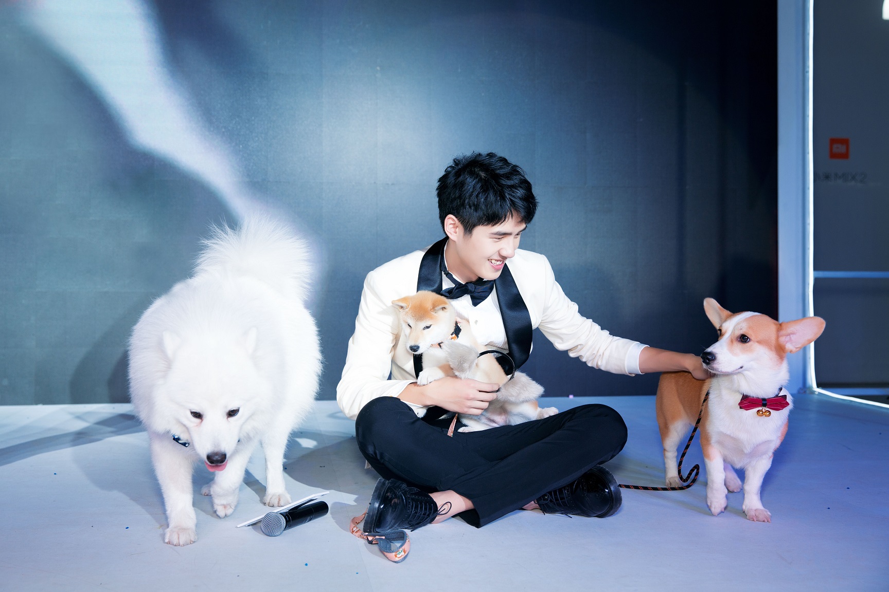 10 刘昊然20岁生日会新书发布 助力导盲犬助盲公益