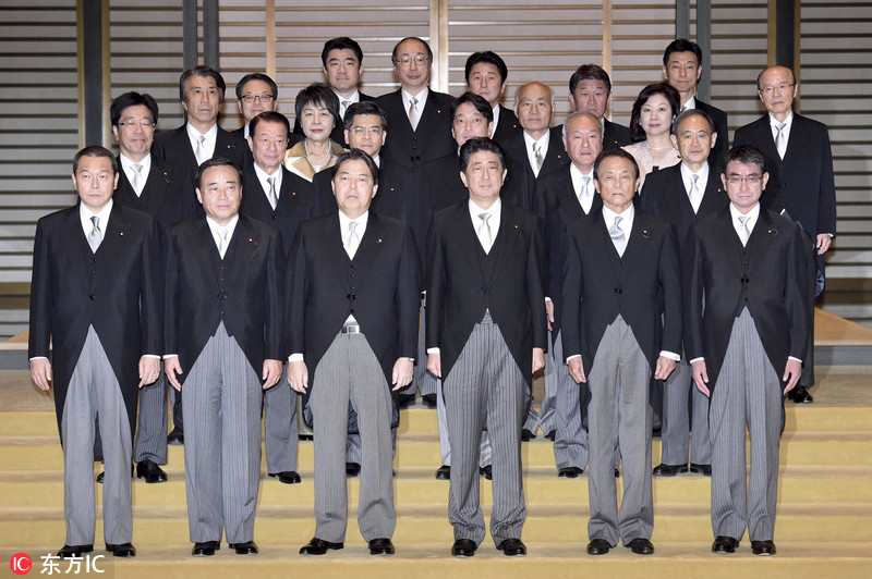 安倍当选日本第98任首相 第四届内阁成员集体亮相