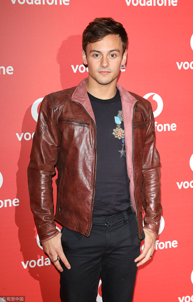 戴利携老公出席活动同款皮衣恩爱如初