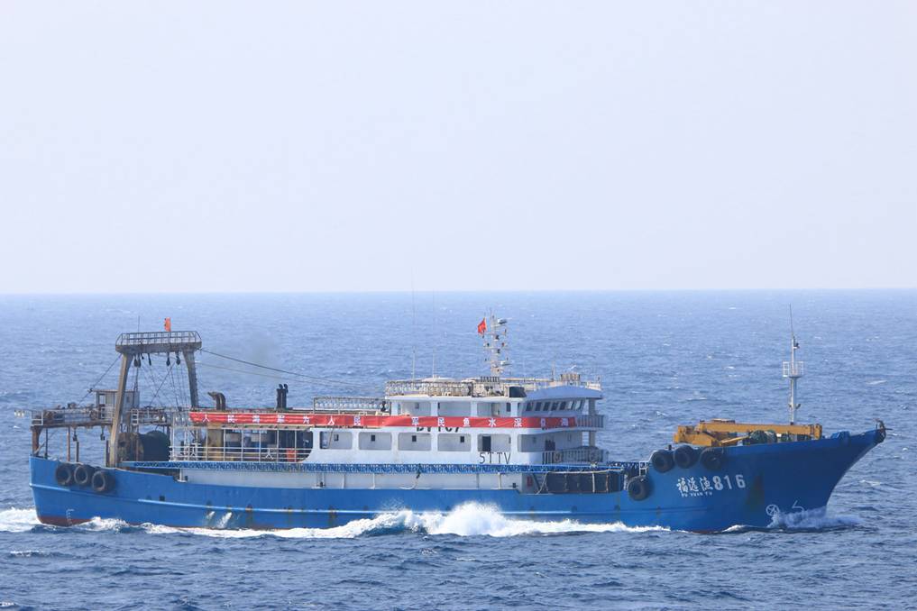 6 实拍海军护航编队护送中国渔船