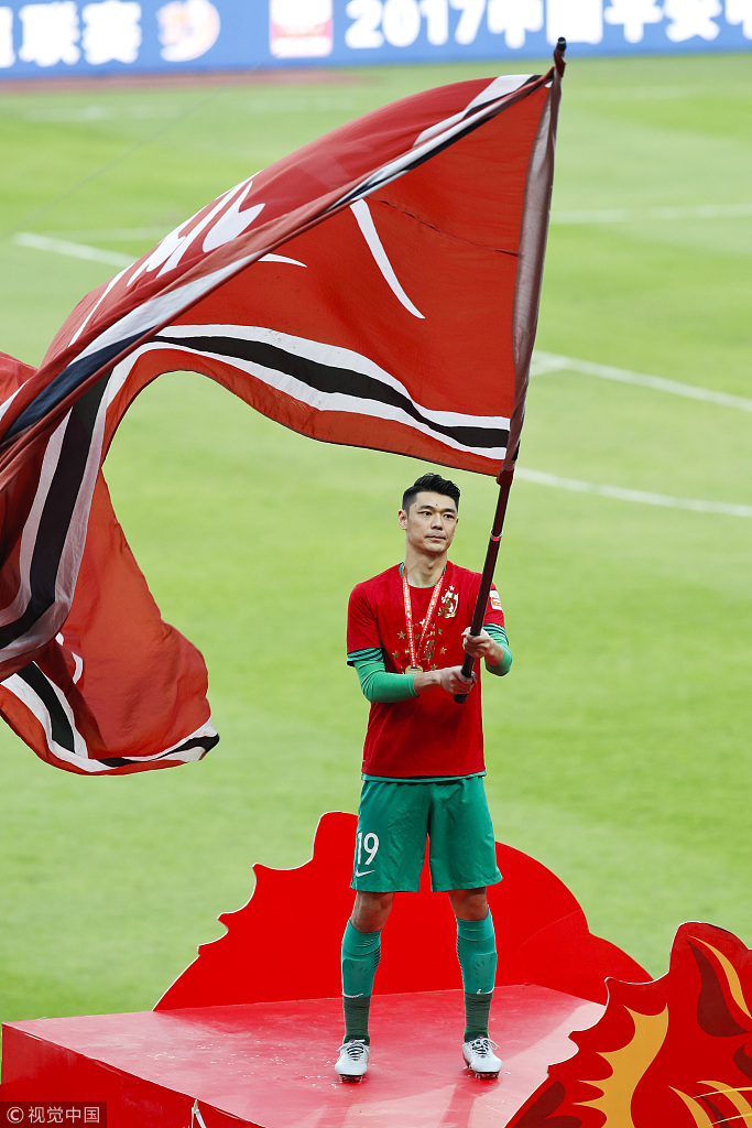 恒大众将携娇妻乘花车 曾诚执队旗独站车头