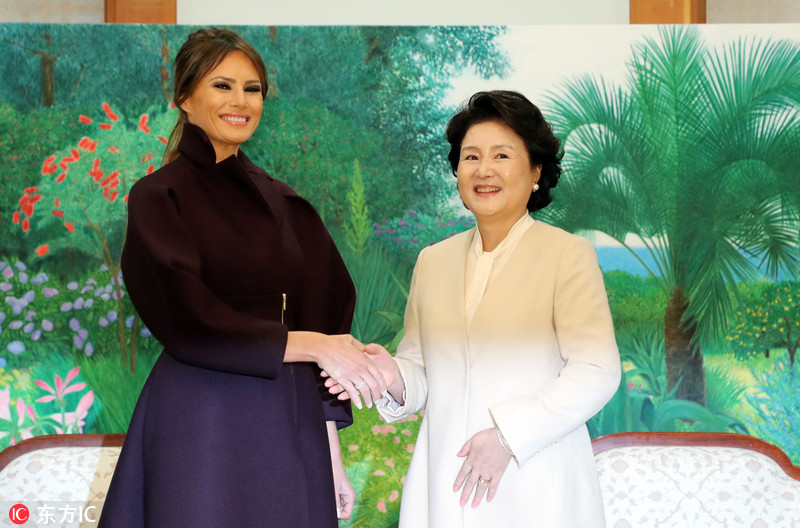 梅拉尼娅随特朗普访韩与韩第一夫人在青瓦台散步聊天