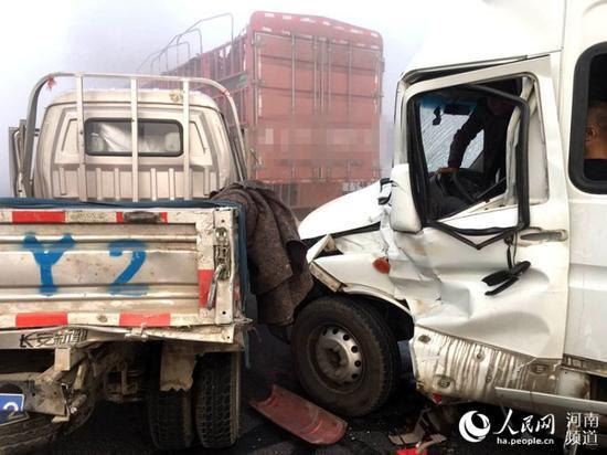 河南永登高速太康县境内发生40余辆车连环相撞车祸,数十辆车受损