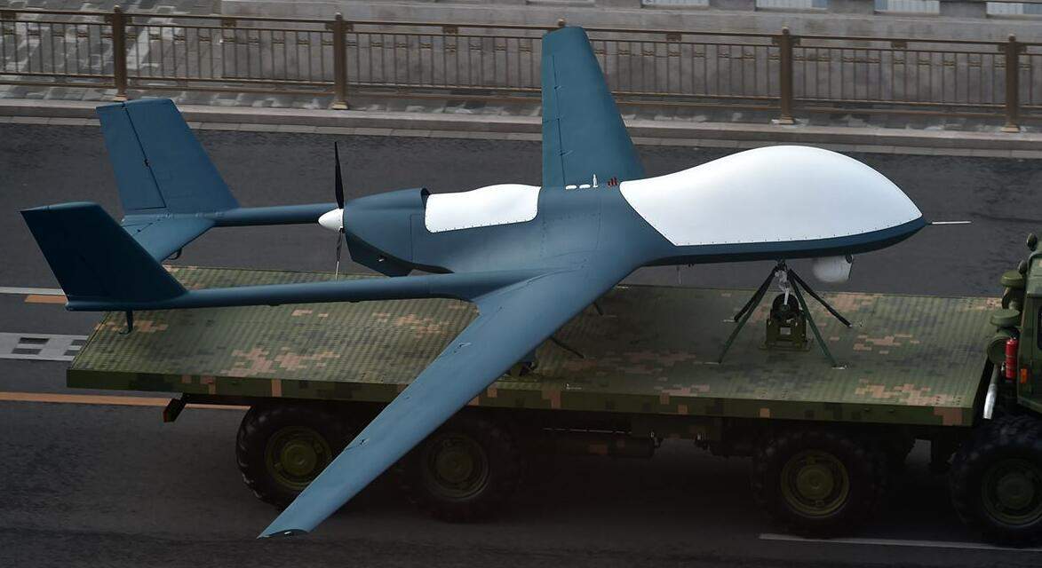 陵水机场可见bzk-005高空长航时远程无人侦察机两架,空警-500预警机