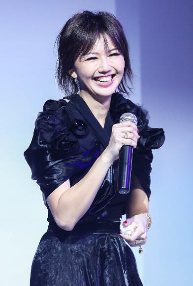 4 39岁孙燕姿发福露痘印 擦鼻子大笑表情崩坏