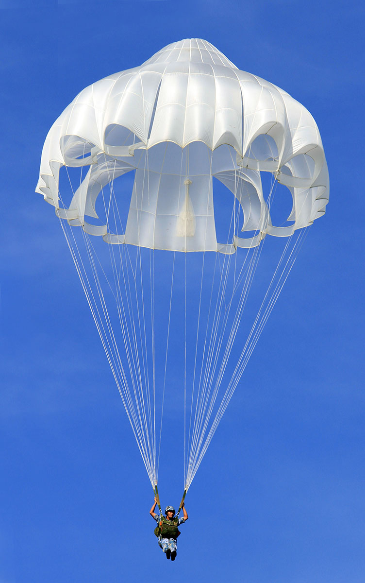 举行的一场降落伞训练中,海军陆战队的伞兵从直升机上进行跳伞训练