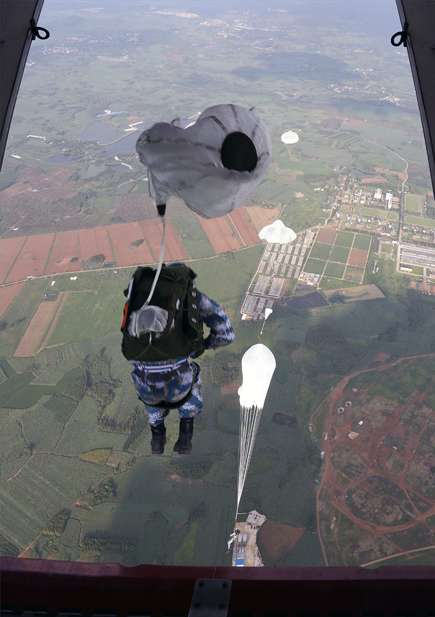 高处风景独好:实拍海军陆战队跳伞