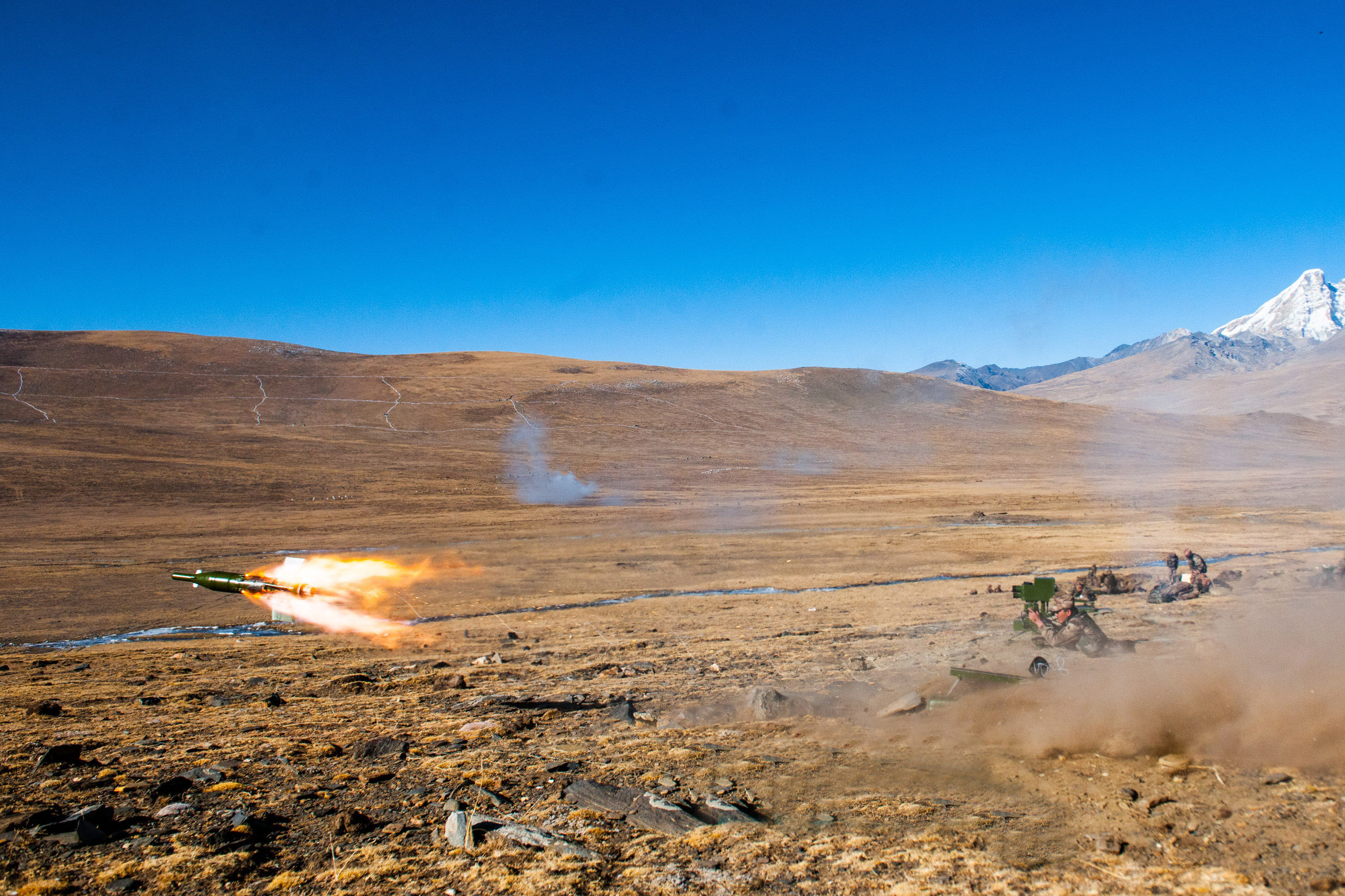 11 解放军高原实弹射击火力全开