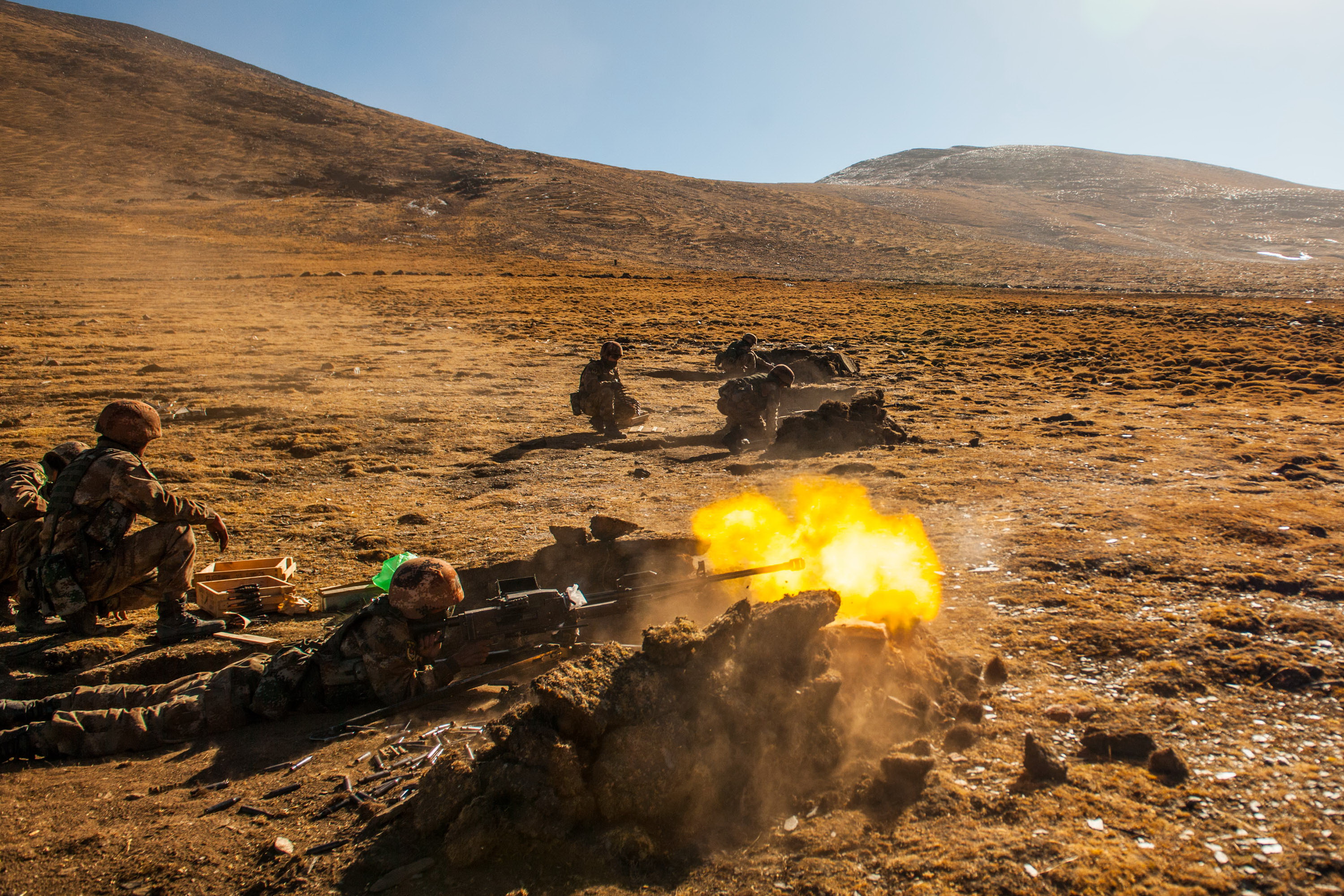 11 解放军高原实弹射击火力全开