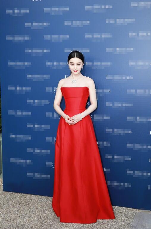 范冰冰一袭抹胸红裙秀雪白香肩